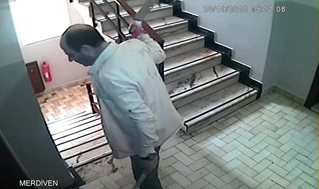 Elinde kılıç ve satırla insanlara saldıran avukata gözaltı