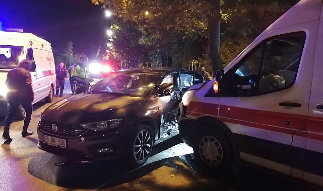 Erzurum'da ambulans U dönüşü yapan araca çarptı: 2 yaralı