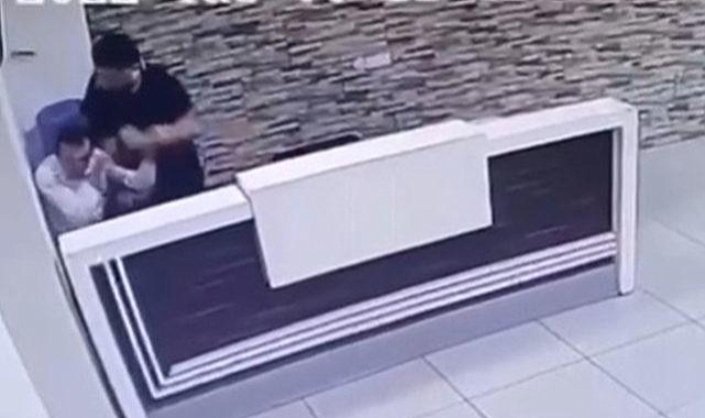 Eşine mesaj atan güvenlik görevlisini feci şekilde dövdü!