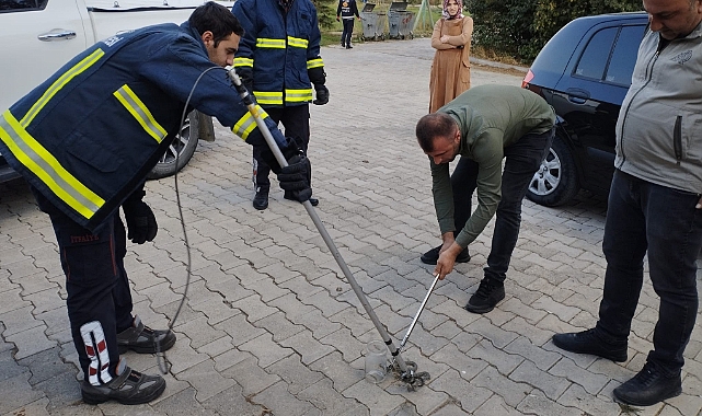 Eve giren yılanı itfaiye ve DKMP ekipleri çıkardı