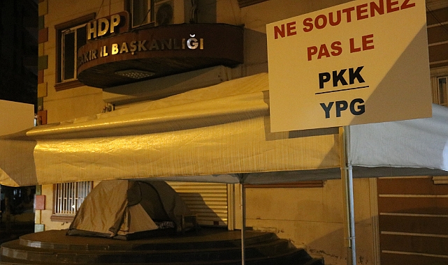 Evladının götürüldüğü kapıda gece çadır kurarak bekliyor