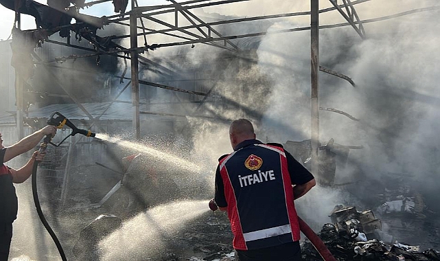 Fabrika yangını saatler sonra söndürüldü