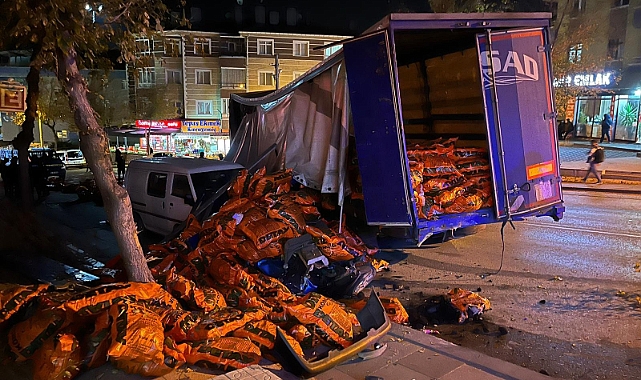 Freni boşalan TIR park halindeki 3 araca çarptı