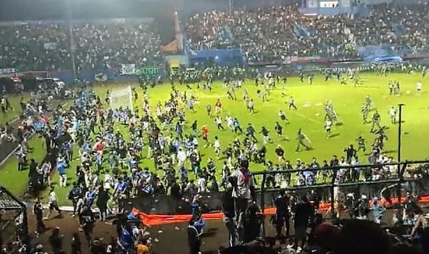 Futbol maçında izdiham: 174 ölü