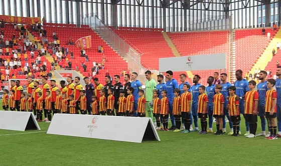 Futbolcular, madenciler için maça baretle çıktı