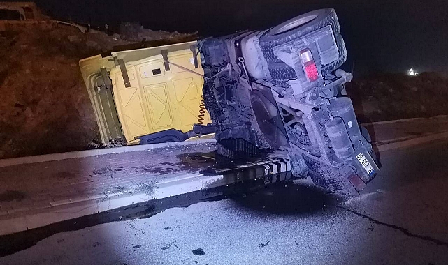 Gebze'de kontrolden çıkan kamyon refüje çarptı: 2 yaralı