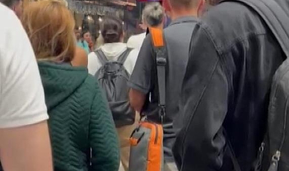 Geciken uçak seferlerine yolculardan tepki
