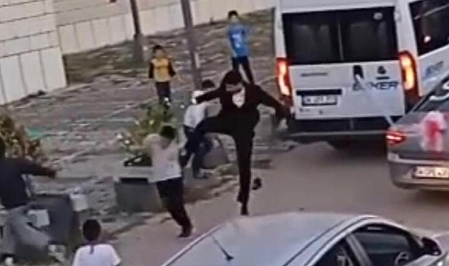 Gelin arabasının önünü kesen çocuklara tekmeli saldırı