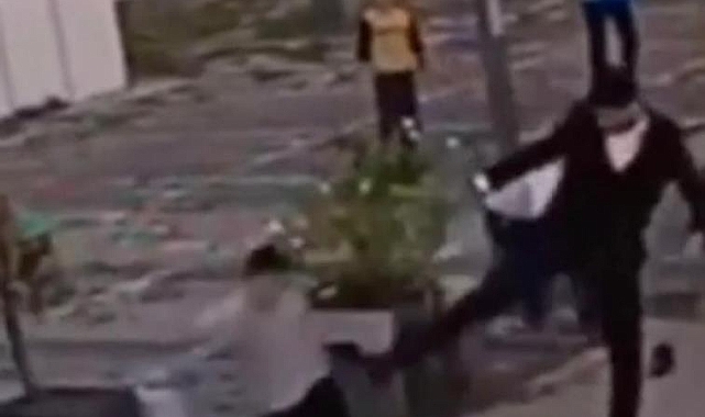 Gelin arabasının önünü kesenlere tekmeli saldırı