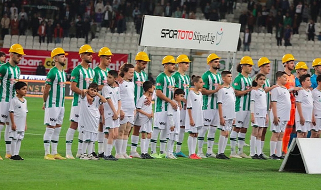 Hakem ve futbolcular sahaya baretle çıktı