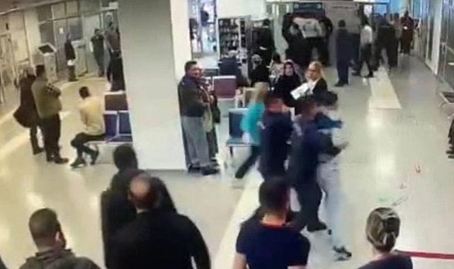 Hasta yakınlarının tıbbi sekreteri darbetti