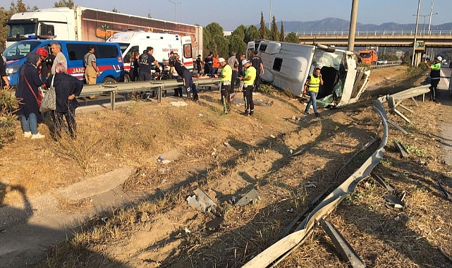 Hastaları taşıyan midibüs devrildi: Yaralılar var