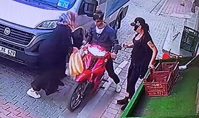 Hem hırsızlık yaptı hem motoru kadının üstüne sürdü