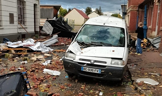 Hortum nedeniyle onlarca evin çatısı uçtu