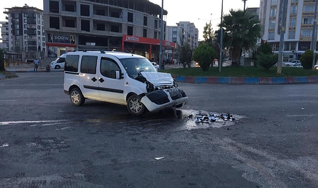 İki araç çarpıştı: Çok sayıda yaralı