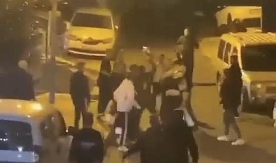 İki grup arasındaki kavgada kasklar havada uçuştu