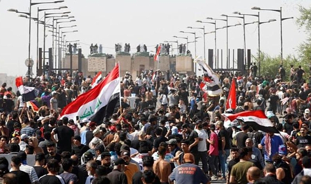 Irak'ta valilik binası ateşe verildi
