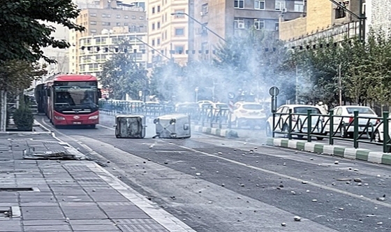 İran'da polisle bazı göstericiler çatıştı