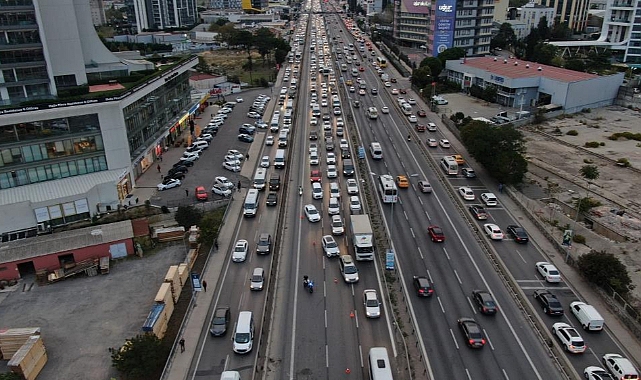 İş çıkışı trafiği kilitleyen kaza: Kilometrelerce kuyruk oluştu