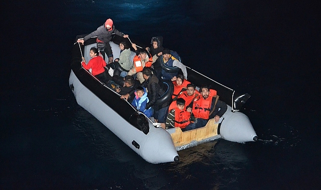 İzmir açıklarında 208 düzensiz göçmen kurtarıldı