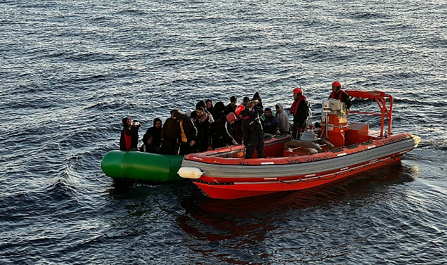 İzmir açıklarında 30 düzensiz göçmen kurtarıldı
