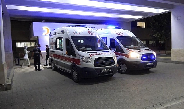 Kafede bıçaklı kavgada kan aktı