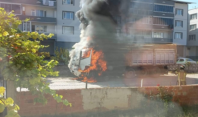 Kamyon alev alev yandı