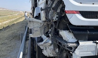 Kamyona çarpan tırın kupası koptu, sürücünün burnu bile kanamadı