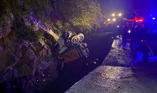 Kapağı açılmayan kamyonet dereye uçtu