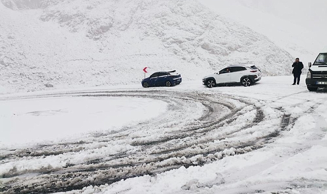 Kar nedeniyle yol ulaşıma kapandı: Onlarca araç mahsur kaldı