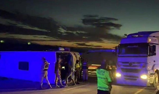 Kars'ta yolcu midibüsü ile tır çarpıştı: Çok sayıda yaralı var