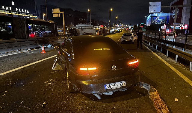 Kaza yapan otomobilin motoru yolun ortasına düştü