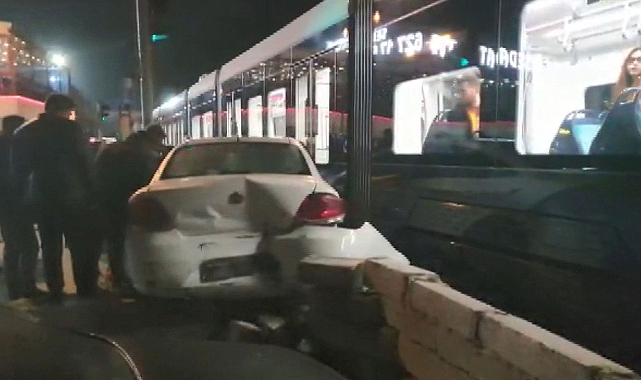 Kırmızı ışıkta geçen otomobile tramvay çarptı