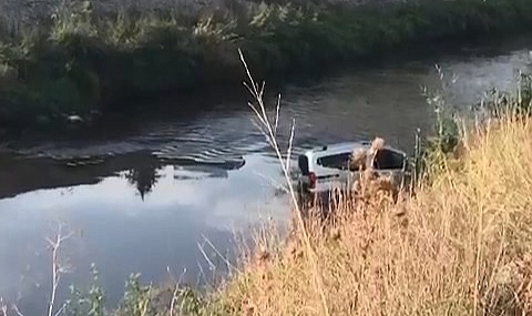 Kontrolden çıkan araç dereye uçtu