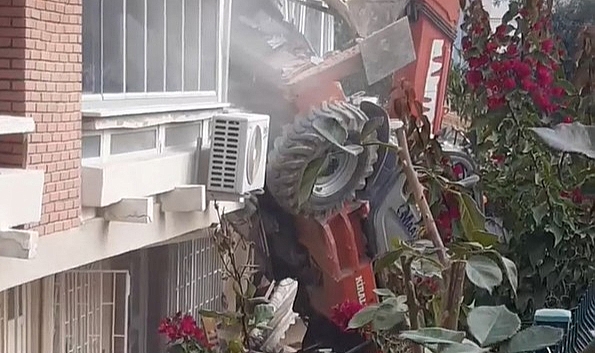 Kontrolden çıkan iş makinesi apartmana saplandı