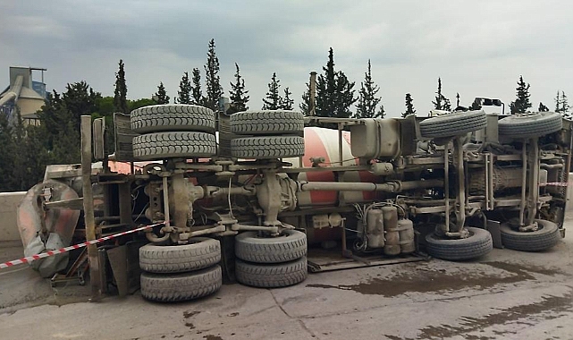 Korkutan kaza: Beton mikseri devrildi