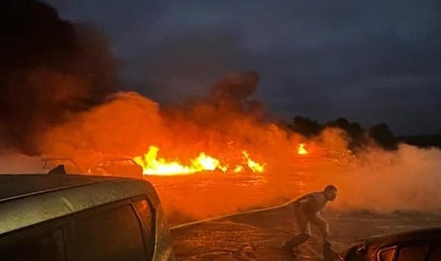 Küçük uçak araç galerisine düştü: 2 ölü