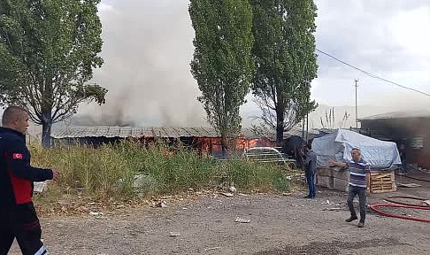 Kütahya'da korkutan depo yangını