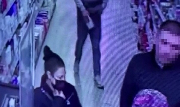 Kutu çikolataları pantolonunun içine sıkıştırarak gözden kayboldu