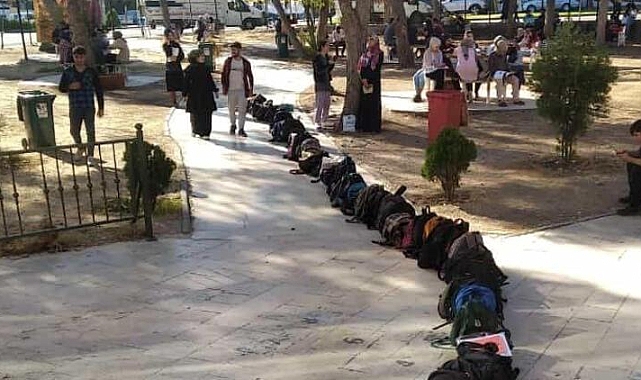 Kütüphaneye girmek için 'çanta' sırası