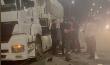 Lastik değiştiren tır sürücülerine otomobil çarptı