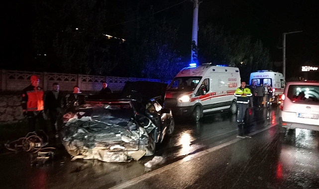 Lüks otomobiller kağıt gibi ezildi: 4 yaralı