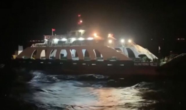 Makine arızası yapıp sürüklenen feribot kurtarıldı
