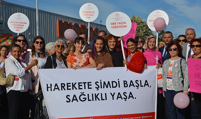 Meme kanseri için farkındalık için o ünlülerde yürüyüşe katıldı