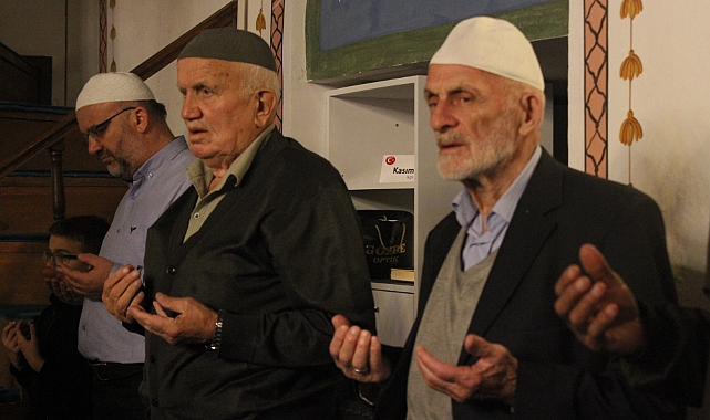 Mevlit Kandili'nde eller semaya açıldı