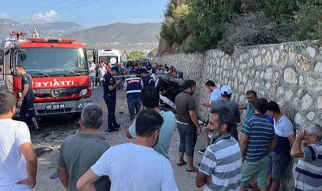 Minibüs ile otomobilin kafa kafaya çarpıştığı kazada, dede ile torunu yaşamını yitirdi