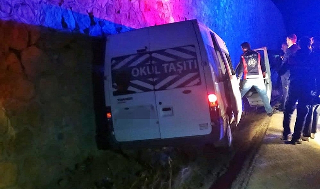 Minibüs istinat duvarına çarptı: 1 ölü