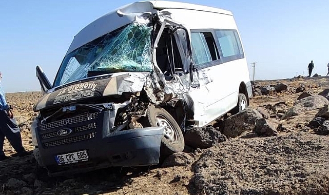 Minibüs yol kenarına yuvarlandı