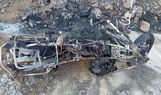 Motosiklet duvara çarparak alev aldı
