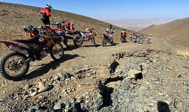 Motosiklet tutkunları 3 bin rakımda adrenaline doydu